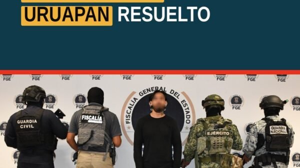 Operativo policial en Uruapan tras secuestro en uruapan; agentes rescatando a tres personas en colonia Infonavit Aguacates