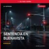 Ilustración simbólica de balanza de justicia con fondo del municipio de Buenavista, Michoacán, relacionada con el caso de