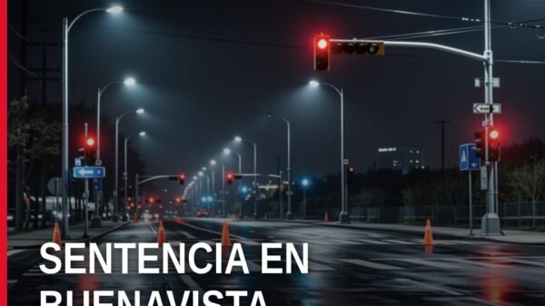 Ilustración simbólica de balanza de justicia con fondo del municipio de Buenavista, Michoacán, relacionada con el caso de