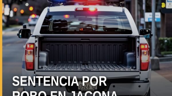 Ilustración simbólica de balanza de justicia sobre fondo con silueta de Jacona y elementos de seguridad: cámara y bocina.