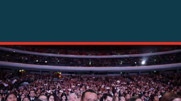 Carlos Torres Piña hablando en un evento en Morelia, Michoacán, destacando la importancia de organizar al pueblo.