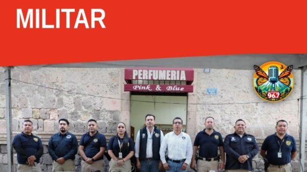 Módulo del ministerio público itinerante instalado durante el Desfile Cívico Militar en Morelia, con personal de la FGE